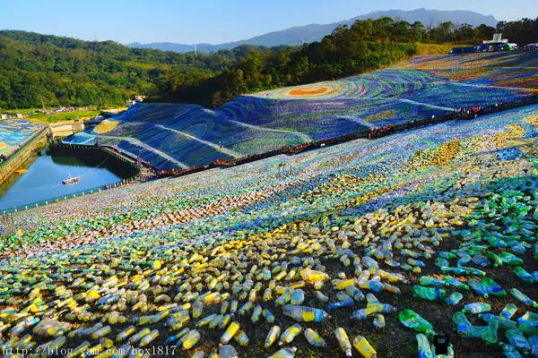 【新北。瑞芳】星空草原。白天版。400萬寶特瓶打造梵谷名畫。泡泡屋真人實境秀超吸睛