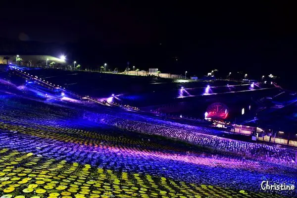 【新北。景點】 瑞芳 / 星空草原，擁恆文創園區，成千上萬的光碟片藝術地景，梵谷的畫