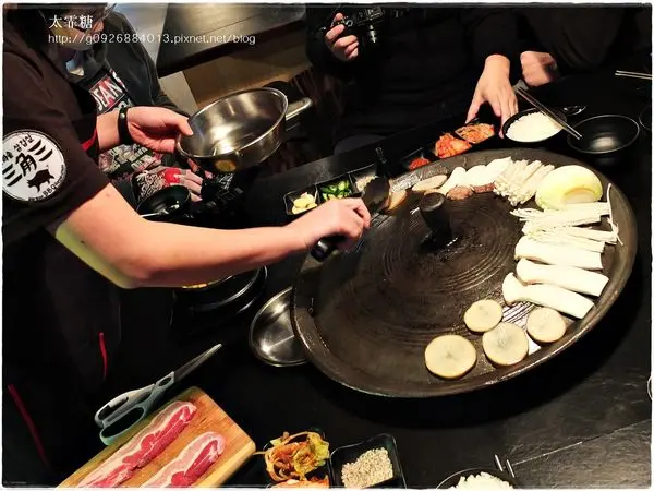 【台北】捷運西門站。巷弄美食/韓國烤肉。不用動手烤，出一張嘴就好，來「三角三」享受道地韓國大鍋蓋烤肉