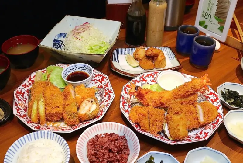 銀座杏子日式豬排-台南西門店：繽紛海陸雙人餐-季節限定套餐，一次吃到香酥炸豬排和超大牡蠣、巨大軟殼蝦，給你大滿足~ - 進食的巨鼠