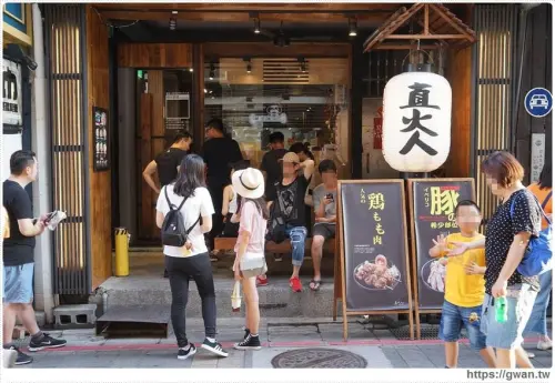 士林超人氣燒肉丼飯，直接兩串雞腿肉在上頭，還有白飯味噌湯吃到飽~