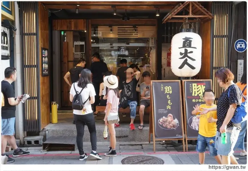 士林超人氣燒肉丼飯，直接兩串雞腿肉在上頭，還有白飯味噌湯吃到飽~