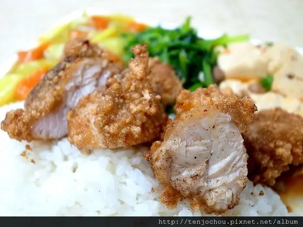 花花，甲飽沒【台北食記】川品排骨店 外食女王莎莎推薦！豆乳雞便當超好吃！