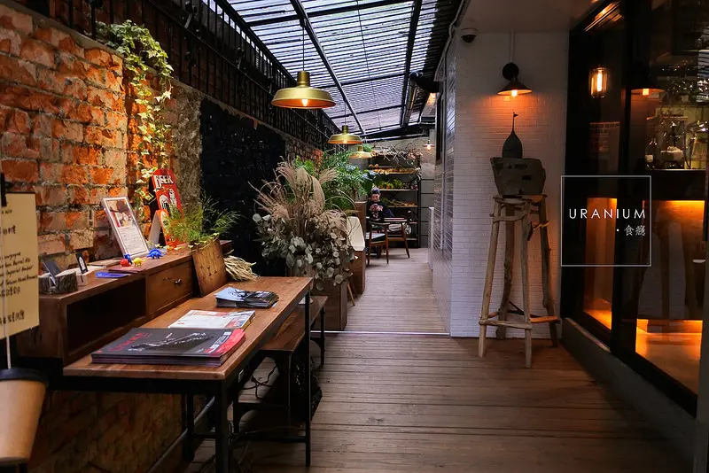[食癮-下午茶]Uranium cafe-轉角遇見有長廊的設計感咖啡館，除了咖啡還有酒飲/台北市大安區/捷運大安站/復興南路