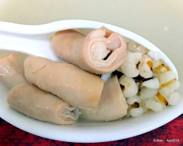 (小明星大跟班美食推薦)景美夜市人氣老店「高家雙管四神湯」--- 雙管四神湯口感獨幟一格，蚵仔湯用料豐富湯鮮味美，油飯清香好咀嚼!