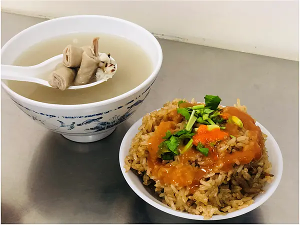 【台北美食￭文山區】高雙管四神湯 x 老字號人氣排隊美食！景美夜市必吃！油飯、蚵仔麵線和四神湯，傳統美食、推薦必吃║ 庶民美食、景美夜市美食、傳統小吃推薦