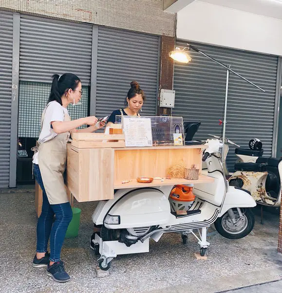 ◐台中西區 · 甜點小吃◑ 魚刺人雞蛋糕 | 包餡的雞蛋糕，雞蛋造型～經過就聞到蛋糕香濃郁飄出