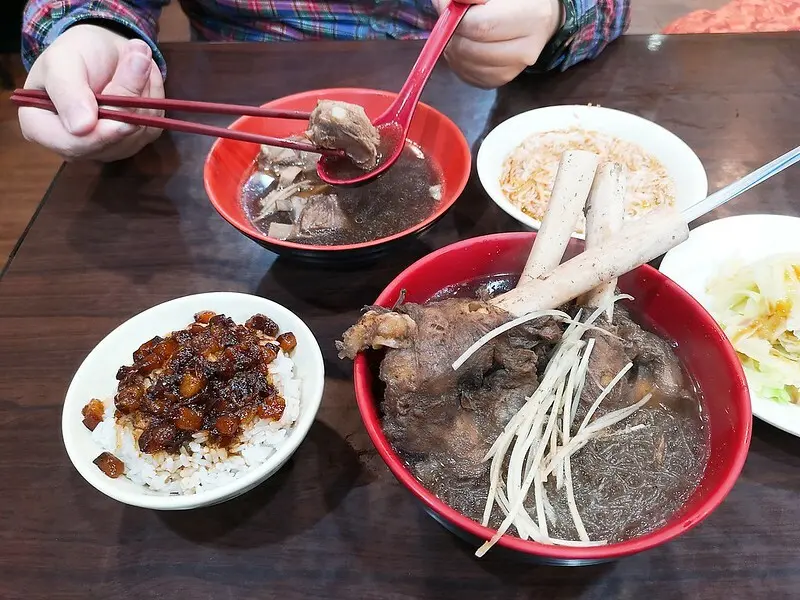 【新北板橋美食】大碗公當歸羊肉，羊小排肉質軟嫩、無羊腥味，黑金滷肉飯也是必點之一!(板橋小吃/台北羊肉湯/台北滷肉飯)