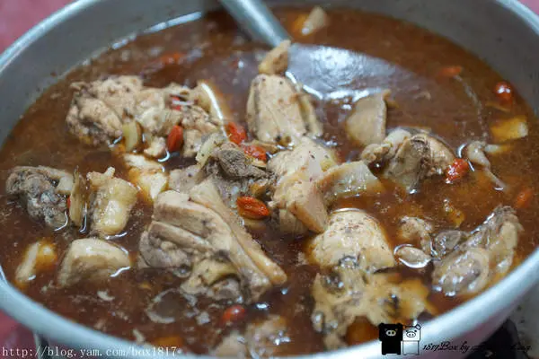 【苗栗。通霄】用鐵臉盆煮燒酒雞。雜貨店內。超級隱藏版美食