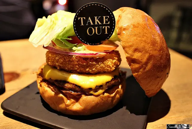 台北美食|Take Out Burger&Cafe多款特製漢堡內用環境舒適提供WIFI提供插座外帶享折扣/美式餐廳/通化夜市/take out