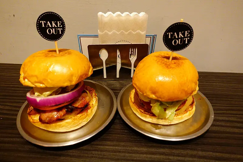 【大安美式】大安區美式餐廳 Take Out 裝潢帶有簡約工業風！採取自助式免服務費～咖啡、漢堡外送
