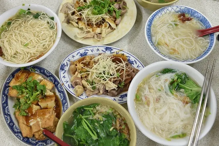 《捷運淡水新店線/新店區公所站/七張站美食》三阿姨米粉湯~網友留言推薦．原崇光女中對面巷內的好吃米粉湯！