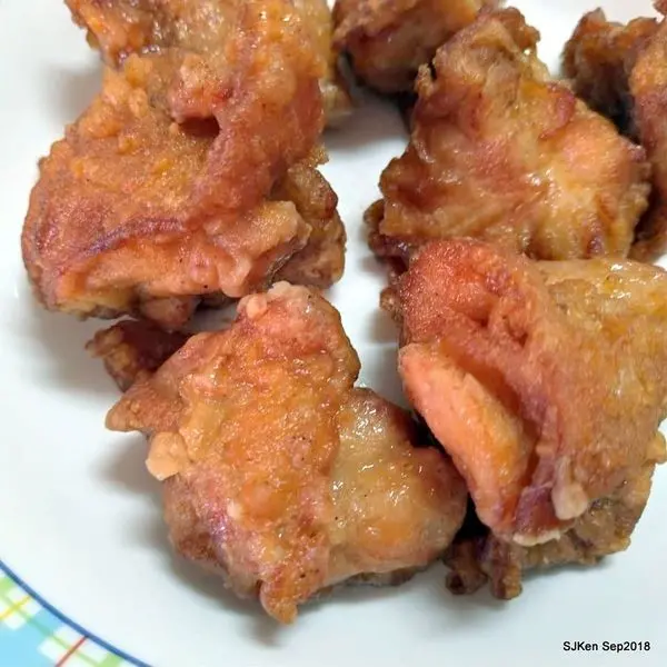 (台北捷運文湖南京復興站周邊美食)「艋舺ㄟ雞排微風南京店」--- 外皮酥中帶脆，雞肉鮮嫩多汁的爆汁嫩雞!