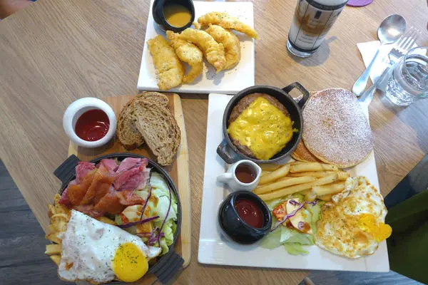 新北中和帶皮烤豬腳入菜，有附插座的「對味早午餐」!!!!