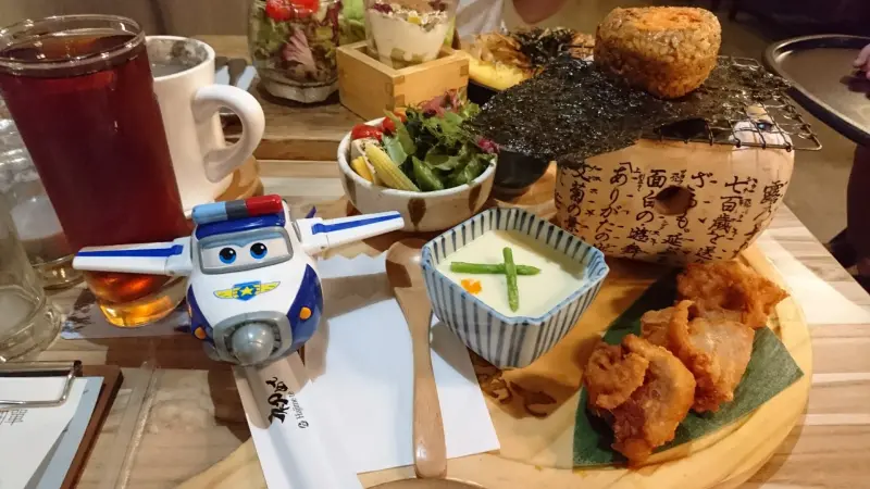 高雄~初日珈琲(明誠店)~超夯日式早午餐~推豐盛烤鮭魚飯糰~排隊美食~高雄必吃~              