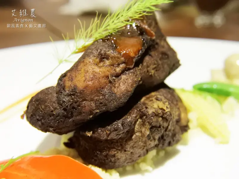 《美食推薦》【桃園】艾維農歐風素食。結合藝文畫廊的法式料理主題素食餐廳 超推香煎山伏菇排 野菇燉飯 松子青醬義大利麵 主廚精選小點 桃園必吃美食推薦(文末贈獎)