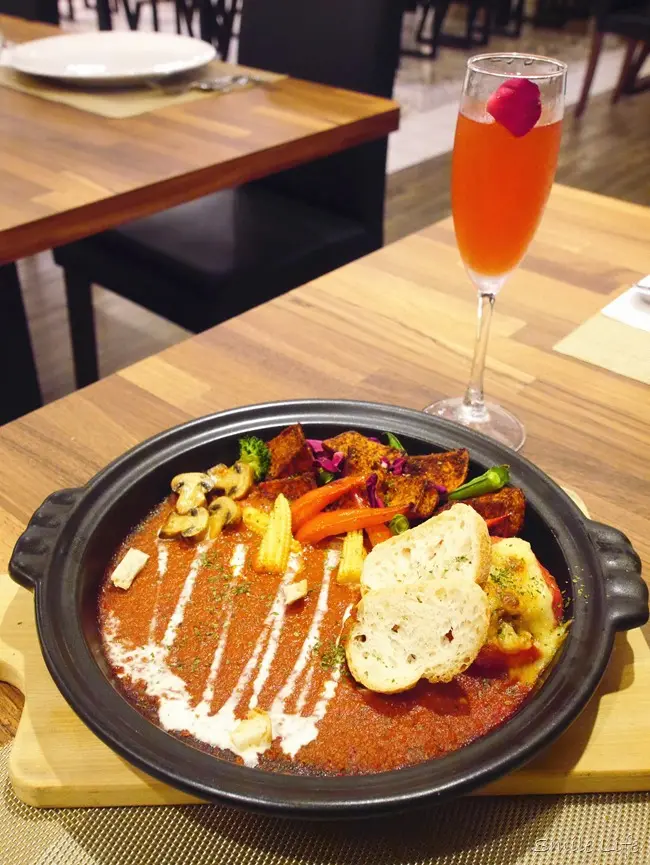 │桃園美食│艾維農歐風素食餐廳。文藝畫廊品美食還有宅配蛋糕哦！