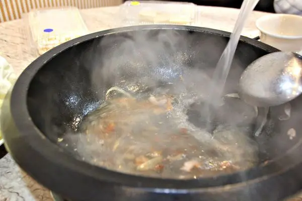 【德川石頭火鍋城】天然湯頭有加分