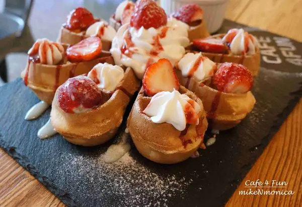 [食記]桃園 Café 4 FUN 咖啡趣 草莓麻糬鬆餅外酥內軟好療癒 下午茶好去處 內附完整菜單 聚餐推薦 早午餐