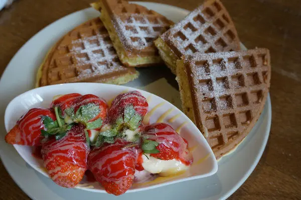 【台南北區】『南島夢遊 咖啡 鬆餅 輕食 旅宿』~冬天就是要狂吃草莓~草莓鬆餅上市囉！