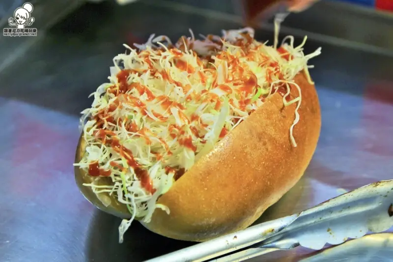 吃-鳳山。生菜多到滿出來的小豬沙威瑪，特製麵包超好吃（銅板美食）