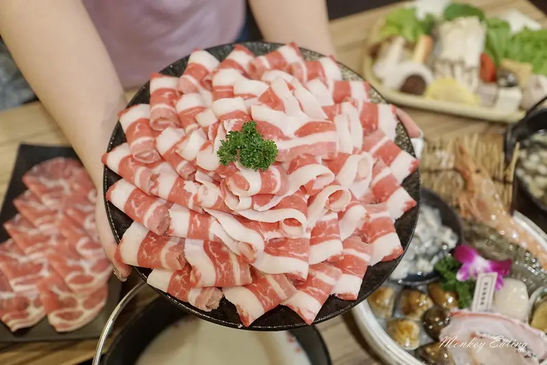 【台中火鍋】小胖鮮鍋霧峰店。超狂19盎司狠牛鍋，新鮮海鮮產地直送，享飲料冰淇淋吃到飽！