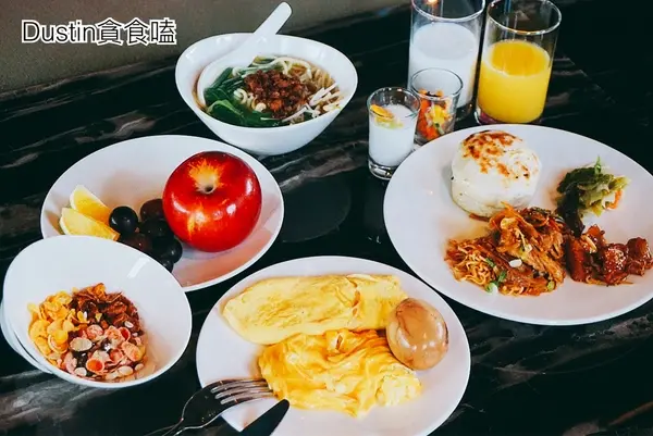 【中山國小】經典自助早餐｜都會叢林裡の霓虹藍空間『Aloft Taipei Zhongshan雅樂軒酒店Re：fuel 能量：站餐廳 』