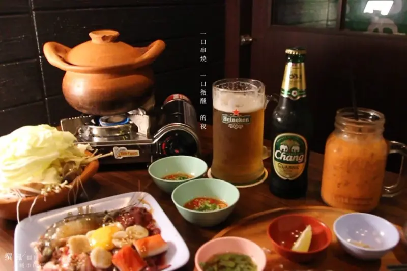 板橋｜泰夯串燒，純正紅土陶鍋與熟客專屬的泰夯醬烤雞翅，十分成熟的醬汁功力和火侯掌握度｜勸吃名單｜撰風 - 翻閱，城市的溫度