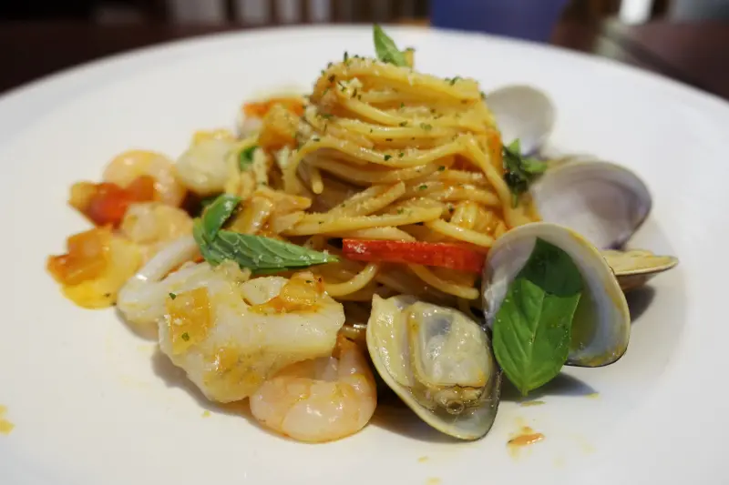 『新北│中和│圓通路』暮倪 Mooni -中和美食推薦，美味的海鮮義大利麵、配料先爆香與拌炒、少油少鹽健康理念、內有老闆的超強黑板畫、家庭式溫馨風格餐廳