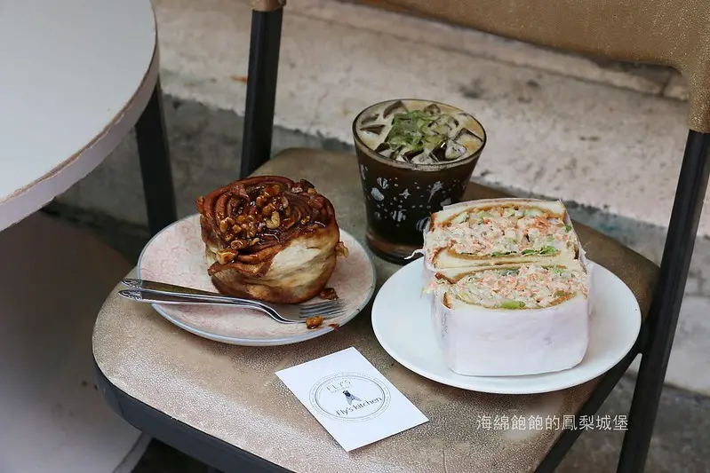 台北最強肉桂捲『flys kitchen』蒼蠅哥每日限量24顆肉桂卷，鮪魚三明治，西西里咖啡，菜單價位，外帶下午茶(捷運忠孝復興站)