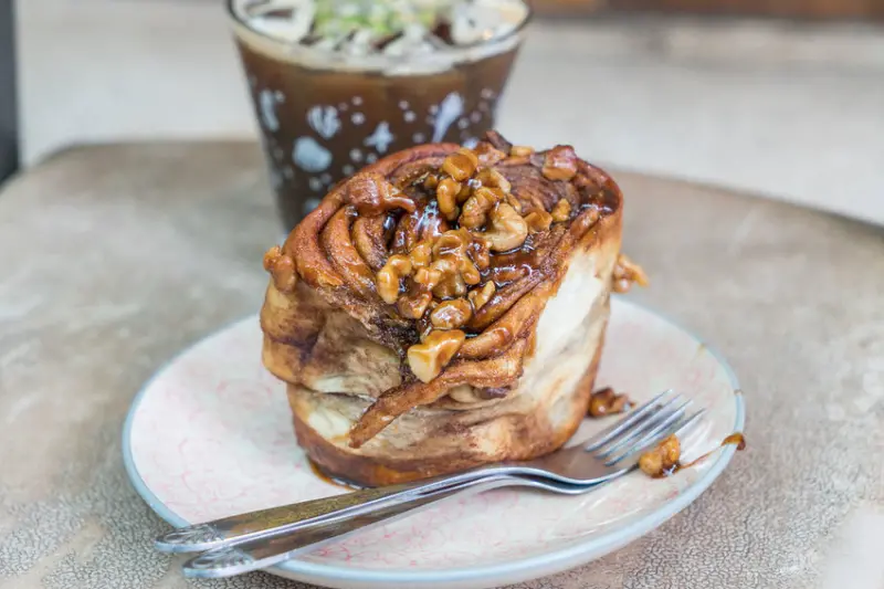 台北第一肉桂捲、鮪魚三明治｜flys kitchen｜一日限量24顆、限定內用｜好喝的西西里咖啡｜忠孝復興咖啡｜東區下午茶