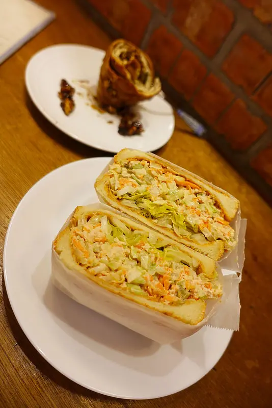 (胖樺食記)台北東區推薦美食”Flys Kitchen”/限量招牌肉桂捲/爆炸鮪魚三明治/捷運忠孝復興站餐廳/咖啡廳早午餐/完整菜單/不限時不收服務費無低消