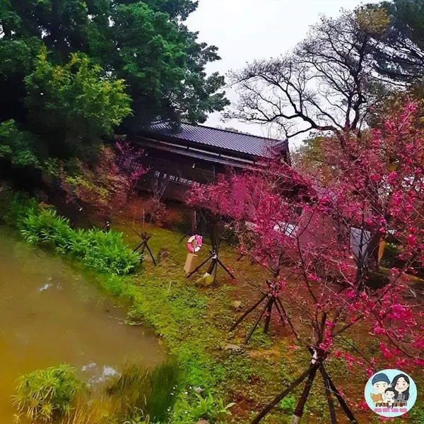 【新竹】邊吃邊玩的熊胖和妃，偶然的發現這座新竹公園，趁著夜晚還沒到來，先拍一張日式建築，很有隱居的感覺~