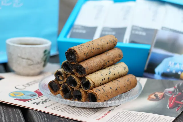 宅配美食｜海邊走走-台北超夯蛋捲伴手禮，芝麻愛餡蛋捲香氣迷人