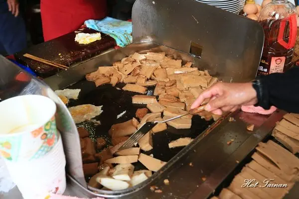 【嘉義美食】夯賣六十年的在地小吃！傳統蒸籠炊油蔥粿，嘉義人從小吃到大的美味：東門圓環火婆煎粿        
      