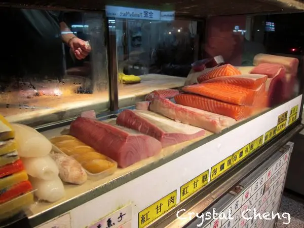 【基隆美食推薦】朱添鮮魚號 凌晨三點營業的新鮮現切生魚片 入口鮮甜 可是又是邊吃邊想睡呀！！(小吃 宵夜 排隊美食)