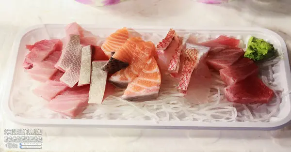 朱添鮮魚號【基隆美食】|基隆市仁愛區崁仔頂漁市生魚片專賣店：仁愛市場30年生魚片老店，愛玩客詹姆士推薦的深夜食堂。