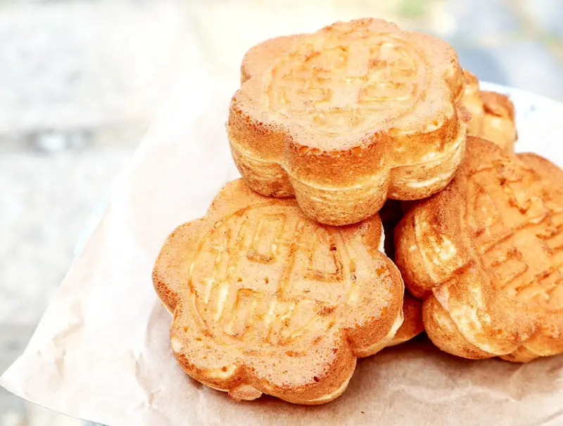 鄭家祖傳特製雞蛋糕。新竹第一家雞蛋糕！雙囍梅花軟Ｑ糬感，飄香半甲子細潤古早味