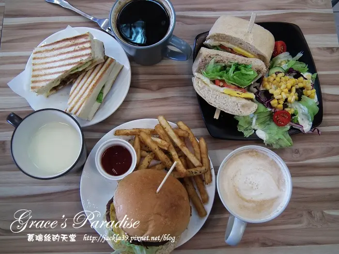 【食】淡水早午餐。「卡賀廚房--淡水新市店」：健康新鮮又平價美味，輕食餐點我最愛♥(淡水國民運動中心對面，淡水新市鎮家樂福附近)