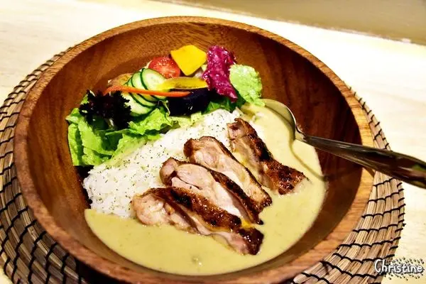 【台南。美食】 中西區 / 山林香，泰國辛香小吃，辣味十足綠辛咖裡，開胃烤雞沙拉飯，近海安路