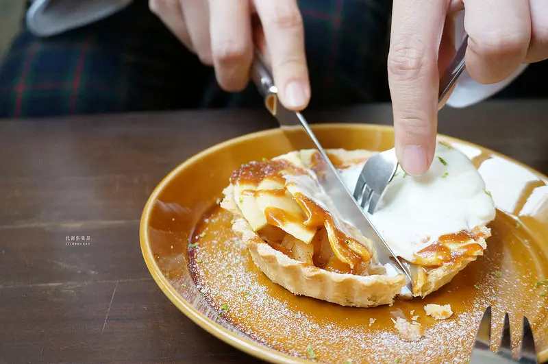 【台南北區】★代謝俱樂部DAIXIE CLUB★巷弄的隱密甜點店，熱呼呼現烤蘋果派好迷人｜下午茶 甜點 硬骨魚覓食中