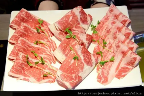 花花，甲飽沒【台北食記】鑫鱻鍋の物 大份量美牛三拼！瘋狂送肉一個人吃四盤肉超過隱