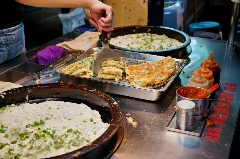 台北｜劉記古早味蔥蛋餅、蜜地瓜 公館夜市美食．人氣排隊小吃 - 奇奇一起玩樂趣