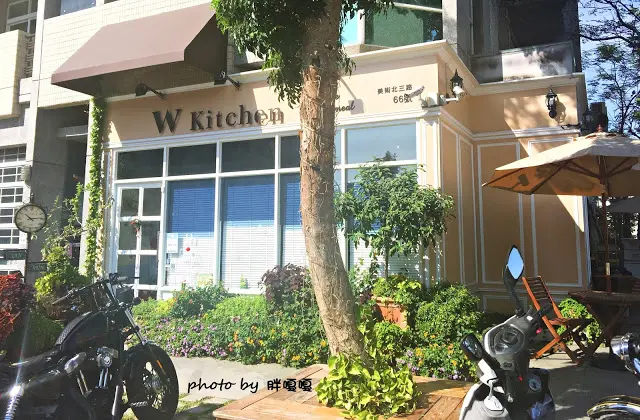 【高雄 鼓山】W Kitchen>>季節限定。超夢幻哈密瓜鬆餅。吃的到整整半顆哈密瓜耶!!!另外還有草莓鬆餅也不惶多讓，尖叫吧。少女~~
