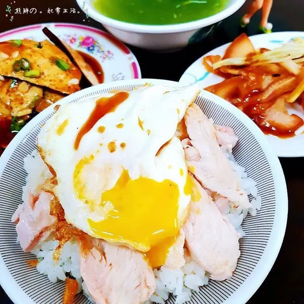 【台中】火雞肉飯不用再吃絲狀的★頂吉古早味火雞肉飯有肉片，加上半熟蛋黃★午餐時刻大滿足