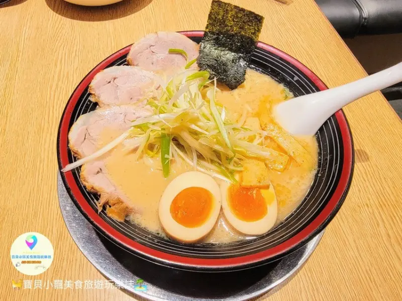 [食]新北 林口 來自東京池袋 升級大盛無料 豚骨湯頭濃郁 回甘好喝，自家特製 麵條Q彈滑順!! 還有沾麵可選擇 屯京拉麵