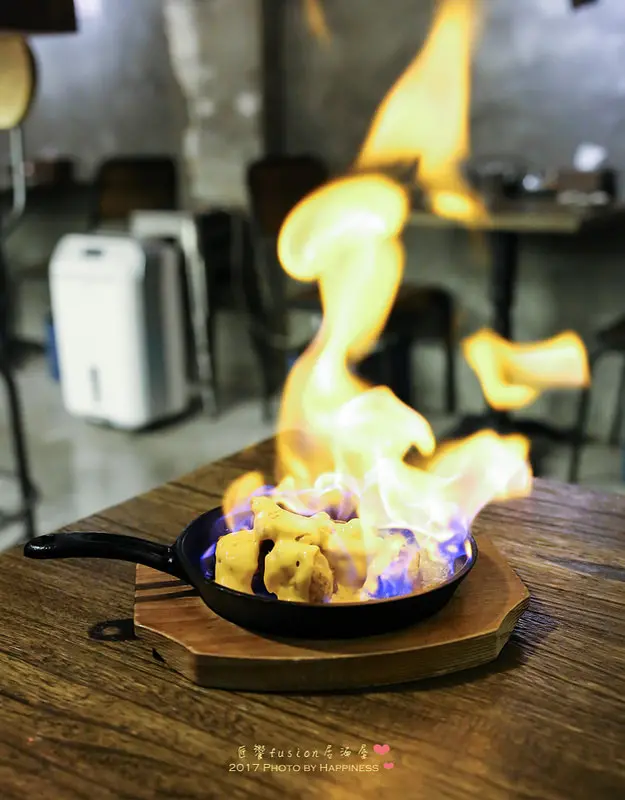 【台北中山_南京復興站】匠饗fusion居酒屋 ♥ 南京復興站的宵夜居酒屋食堂推薦，創意的熱情火焰起司雞，好吃的串燒燒烤，近微風廣場與遼寧夜市，日式居酒屋餐廳，朋友同事公司聚會，情人節約會餐廳推薦，忠