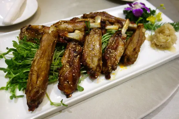 新莊新東王終身大事一站式婚禮服務公司 菜色好、挑高式宴客空間還送婚紗包套，婚紗、喜宴、喜餅一次滿足