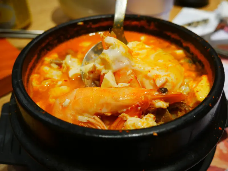 【Angelas日嚐】台北車站超人氣韓式料理，多款小菜無限供應，雙人套餐什麼都吃得到，韓式甜醬炸雞與魷魚石鍋拌飯超美味，HOYII北車站美食推薦【BANNCHAN 飯饌韓式料理】