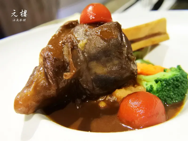 《美食推薦》【桃園中壢】元樓法義料理。中壢元化路美食餐廳 超推勃根第紅酒燉小羊膝佐扁豆茸 墨西哥紅豆燉牛肉佐寬麵 海鮮總匯法式冬陰醬 番茄水牛乳酪沙拉 桃園中壢必吃美食推薦(文末贈獎)